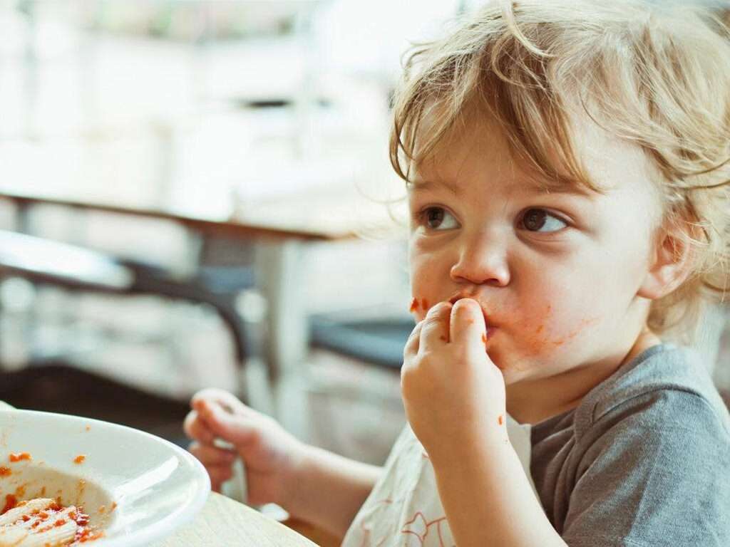 Ребенок не ест твёрдую пищу? 7 простых шагов как вам помочь.